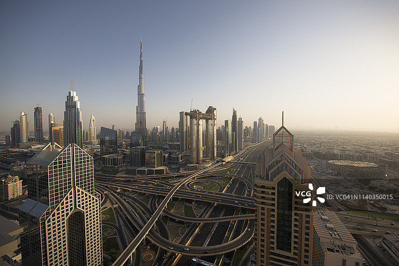 迪拜谢赫扎耶德路和哈利法塔图片素材