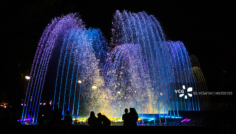 灯光璀璨的彩色喷泉图片素材