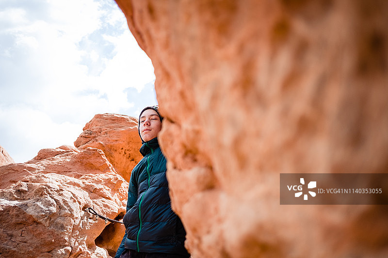 男孩在科罗拉多州的山中深呼吸图片素材