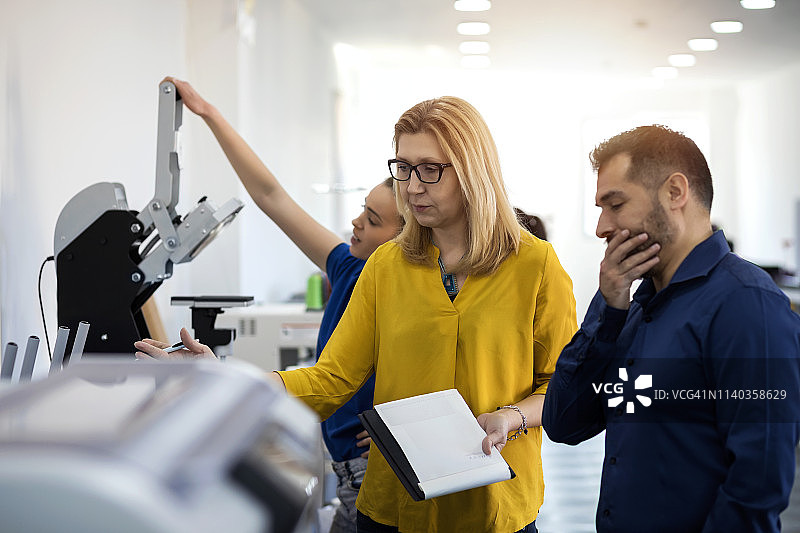 在印刷厂工作的同事图片素材