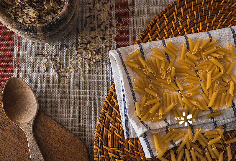 准备手工烹饪的意大利面图片素材