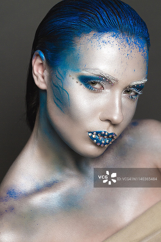 蓝色头发和水钻的创意妆容图片素材