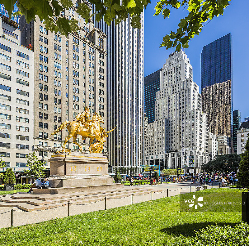 曼哈顿中城中央公园：威廉·特库姆塞·谢尔曼纪念碑和第五大道图片素材