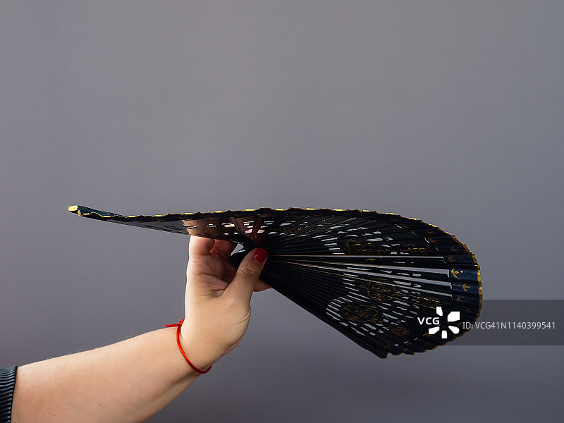 手里拿着西班牙扇子的人图片素材