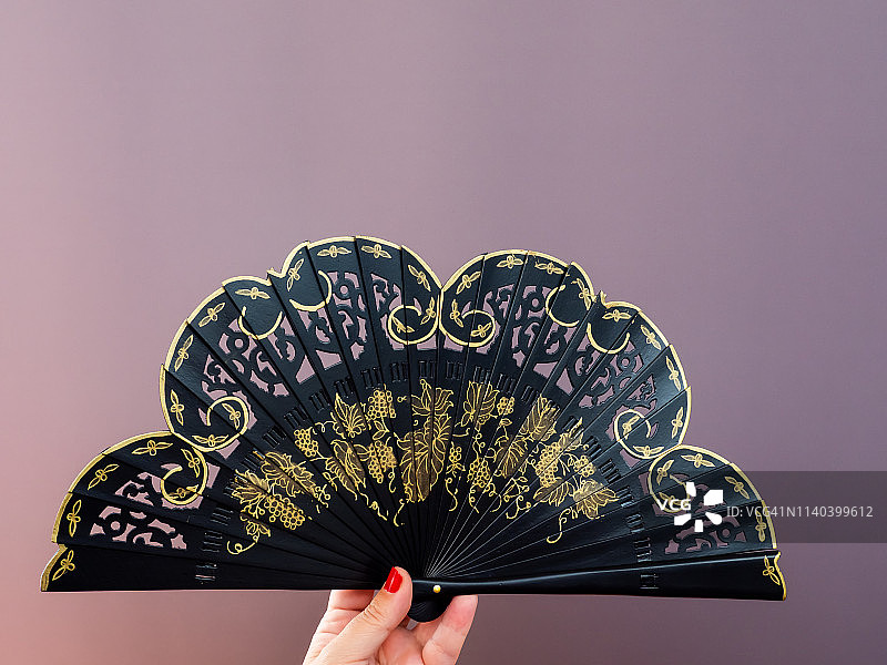 手里拿着西班牙扇子的人图片素材