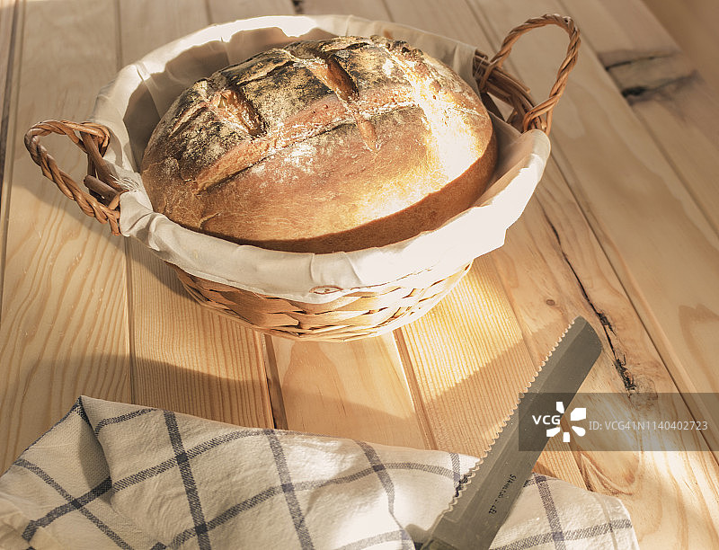 新鲜出炉的工匠面包图片素材