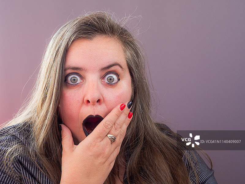 正在做手势的成年女性图片素材