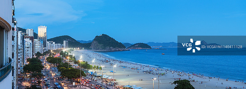 夜幕下的科帕卡巴纳海滩图片素材