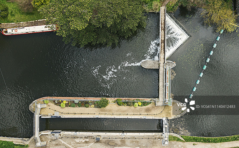 康河上的运河水闸和堰图片素材