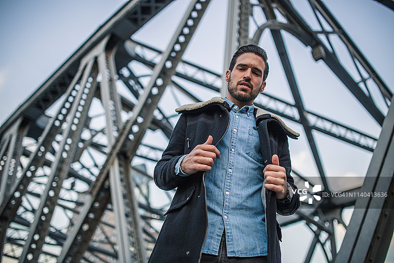 穿黑夹克的帅气男人图片素材