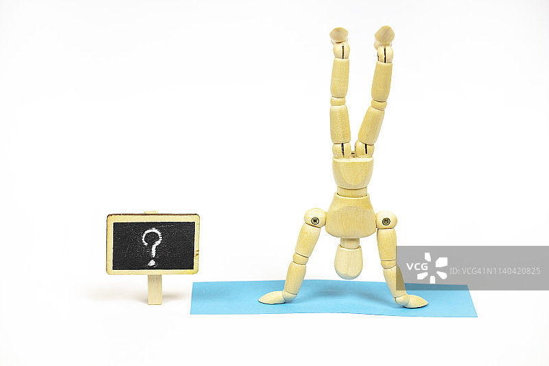 摆出瑜伽姿势的木制人体模型图片素材