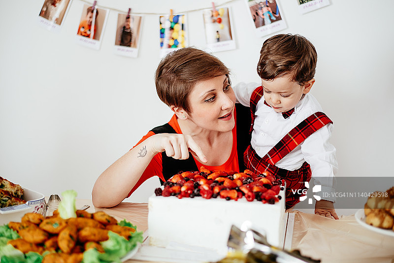 母亲在家为儿子庆祝生日图片素材