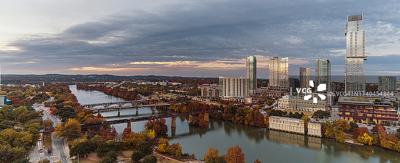 美国德克萨斯州奥斯汀市中心航拍无人机景观图片素材