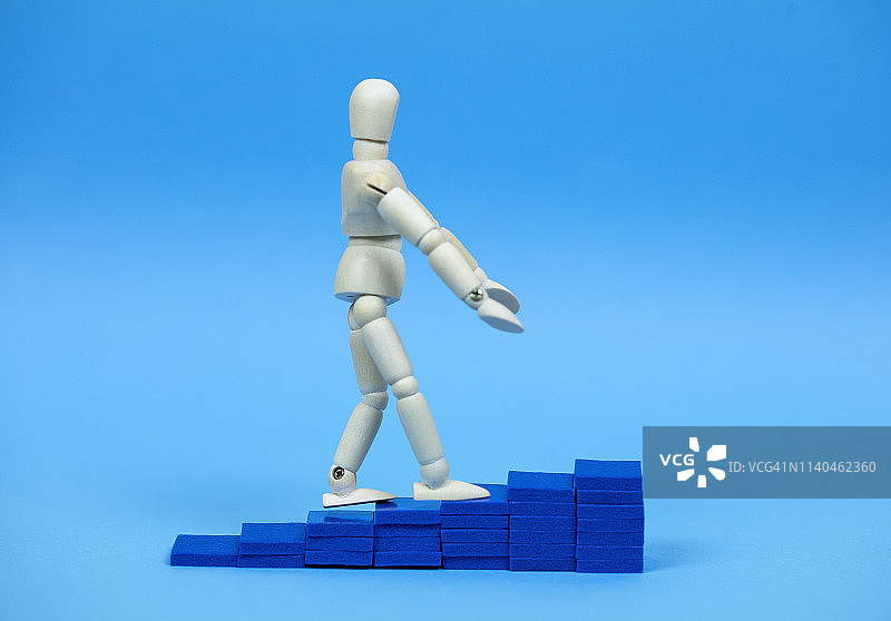 木制人体模型爬楼梯图片素材