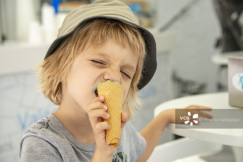 在西班牙巴伦西亚享受冰淇淋的幼儿图片素材