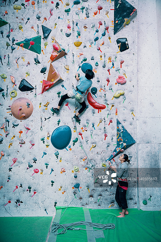 两个女孩在攀岩馆练习图片素材