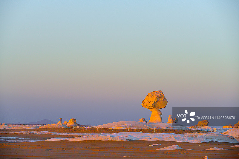 埃及撒哈拉西部非洲白色沙漠的壮丽景色图片素材