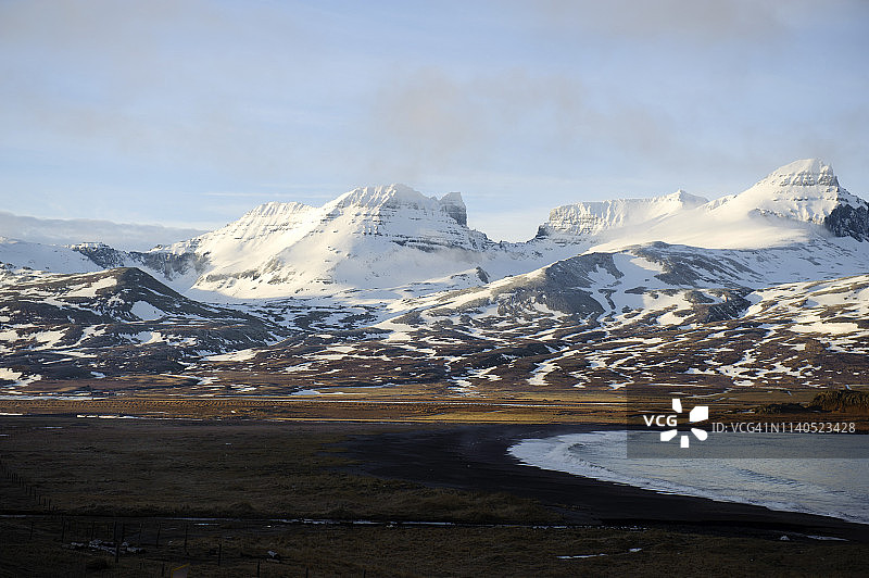 冰岛西部博尔加峡湾沿岸的乡村风光图片素材