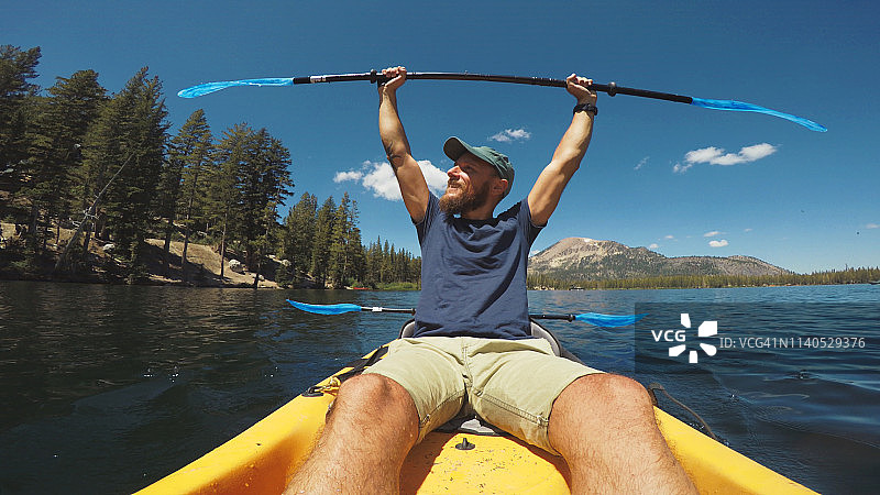湖上休闲皮划艇第一人称视角图片素材