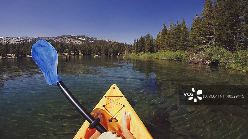 湖上休闲皮划艇第一人称视角图片素材