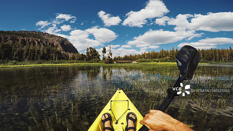 湖上休闲皮划艇第一人称视角图片素材