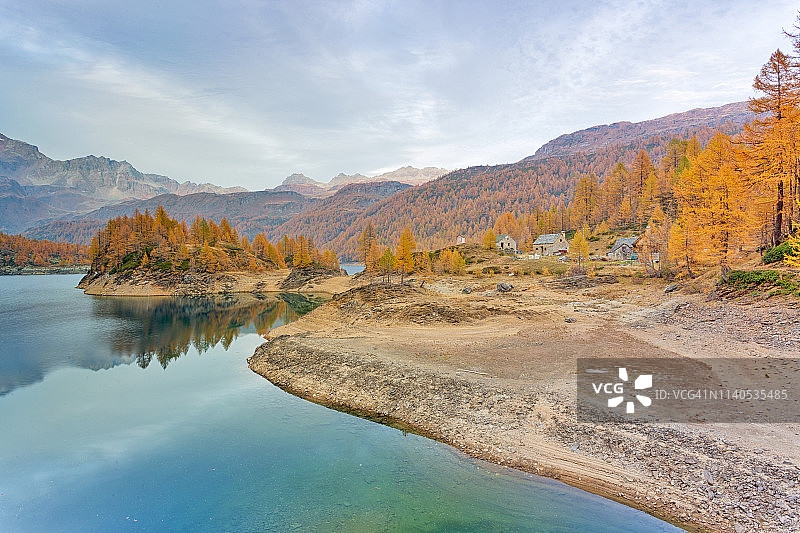 德韦罗湖和黄色落叶松湖畔风光图片素材