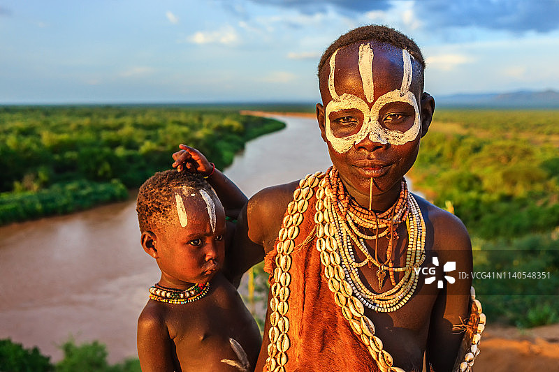 来自埃塞俄比亚卡罗部落抱着婴儿的女人图片素材
