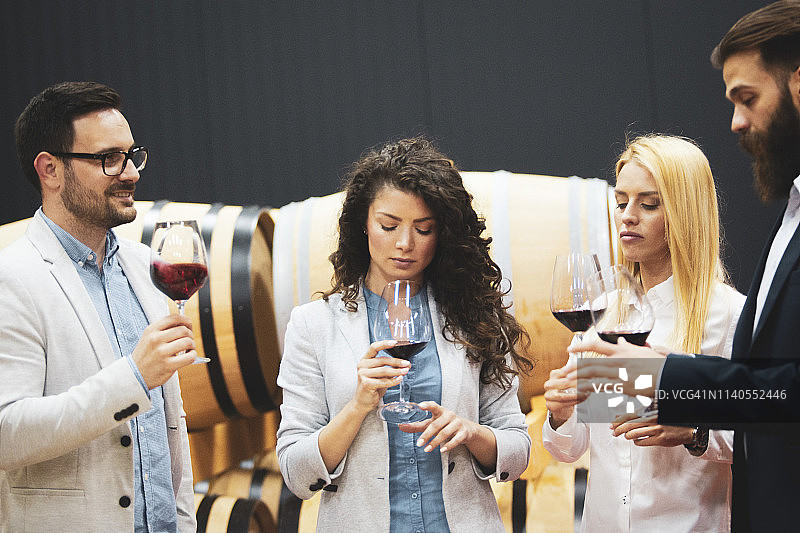 在酒窖中品酒图片素材