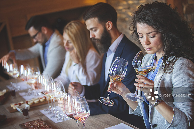 朋友们品尝葡萄酒图片素材