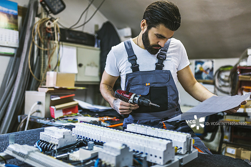 研究电子元件的工程师 - 蓝领工人图片素材
