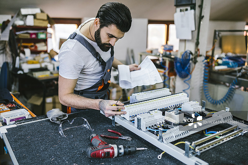 研究电子元件的工程师 - 蓝领工人图片素材