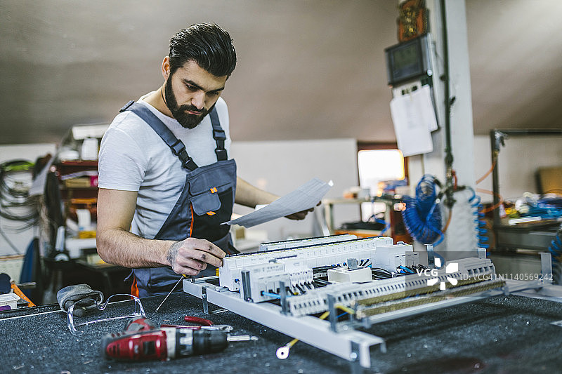 研究电子元件的工程师 - 蓝领工人图片素材