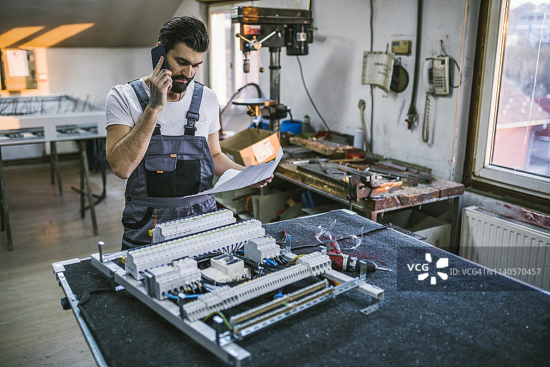 研究电子元件的工程师 - 蓝领工人图片素材