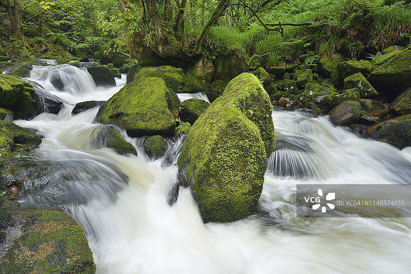 福威河戈利萨瀑布：英国康沃尔利斯克德戈利萨瀑布图片素材