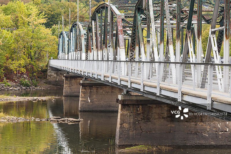 加拿大新不伦瑞克省肯纳贝卡西斯河谷的汉普顿桥秋景图片素材