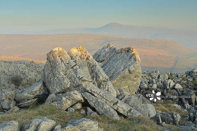 约克郡山谷金斯代尔上方的石灰岩巨石图片素材