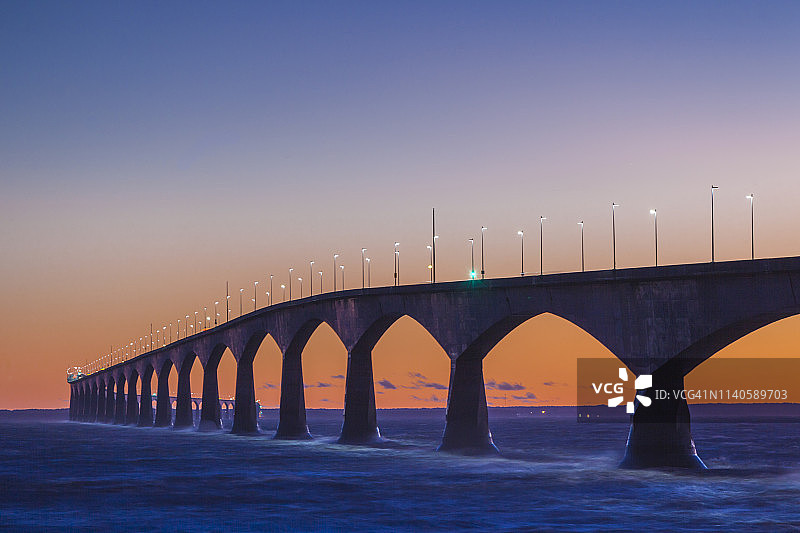 加拿大爱德华王子岛邦登联邦大桥黄昏景色图片素材