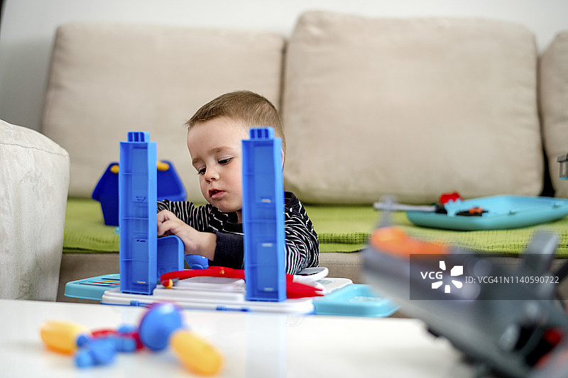 玩塑料工具的男孩图片素材