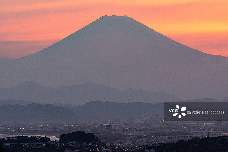 钻石富士山，落日下的日本富士山雪顶图片素材