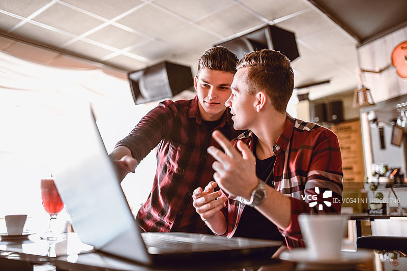 两名自由职业者讨论新的商业冒险图片素材