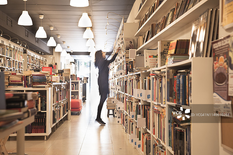 整理书店书架图片素材