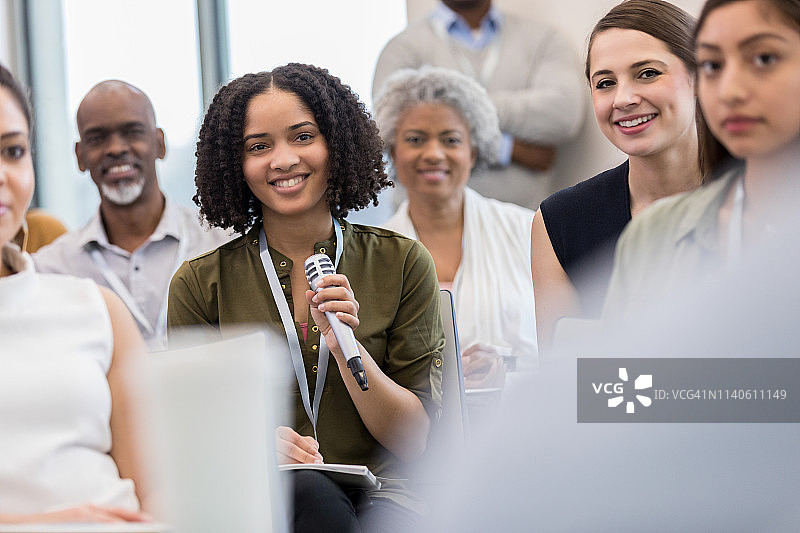 图书馆市政厅会议提问图片素材