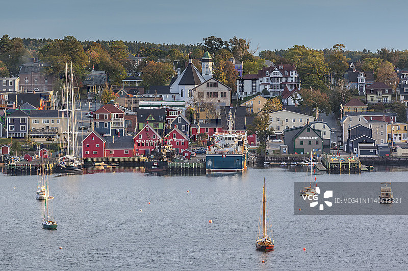 加拿大新斯科舍省卢嫩堡：联合国教科文组织世界遗产渔村，高角度景观，黎明图片素材