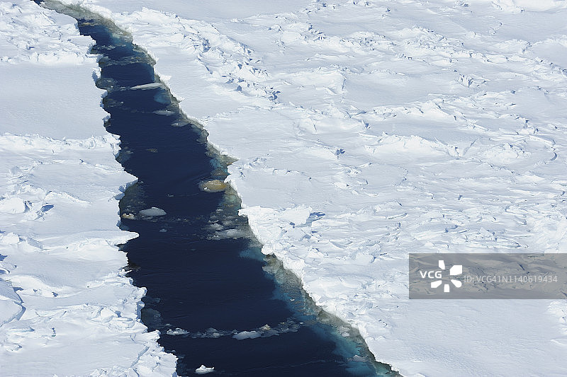 南极半岛威德尔海雪山岛的冰裂图片素材