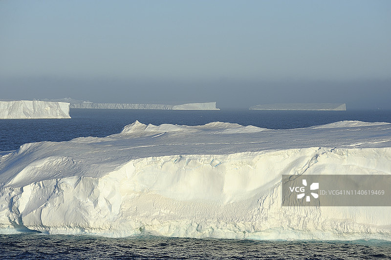 南极洲南设得兰群岛附近的冰山图片素材