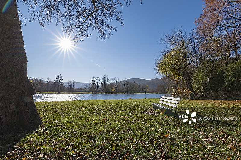 秋季，科伦贝格河畔的河流、长椅和阳光图片素材