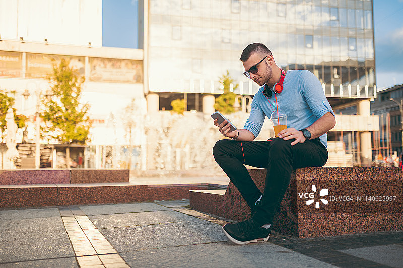 在市中心使用手机的男人图片素材