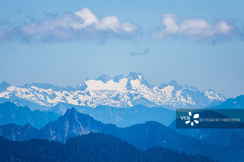 白雪皑皑的喀斯喀特山脉图片素材