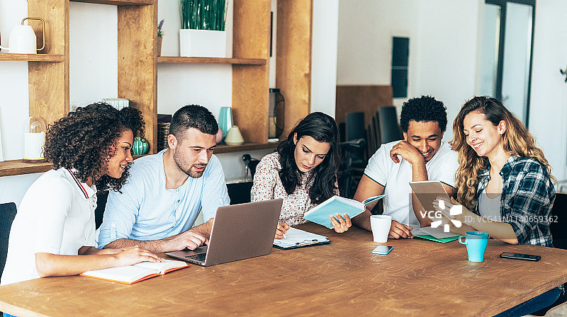 大学生们在学习图片素材
