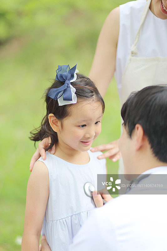 医生用听诊器检查小女孩图片素材